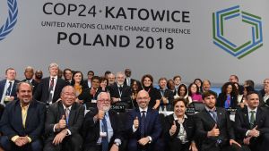 På klimatmötet i Katowice i Polen lyckades man komma överens om reglerna för Parisavtalet, men inte om marknadsmekanismerna Medlemmarna på klimatkonferensen i Katowice visar upp glada miner efter att konferensen lidit mot sitt slut