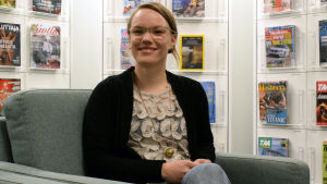 Sandra Jernström säger att det finns många luckor att fylla när det gäller cancerforskning. Sandra Jernström sitter i en grön fotölj, tidningar i bakgrunden.