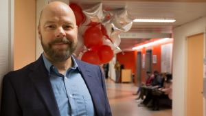 Suomen Diakoniaopiston rehtori ja toimitusjohtaja Juha-Petri Niiranen. Suomen Diakoniaopiston rehtori ja toimitusjohtaja Juha-Petri Niiranen nojaa koulun käytävän seinään.