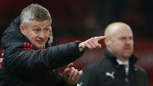 Ole Gunnar Solskjär ger direktiv. Burnleytränaren Sean Dyche i bakgrunden. Ole Gunnar Solskjär ger direktiv. Burnleytränaren Sean Dyche i bakgrunden.