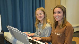 Ellen Kronberg och Lina Hermansson. Två flickor sitter och spelar vid en keyboard.