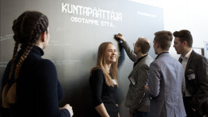 Mötesdeltagarna fick skriva sina klimathälsningar till kommunala beslutsfattare. Mötesdeltagarna fick skriva sina klimathälsningar till kommunala beslutsfattare.
