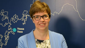 Det är en knepig fråga när städer vill samarbeta med företag utan att ge någon fördel, säger Siv Sandberg. Kommunforskaren Siv Sandberg vid Åbo Akademi
