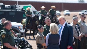 Välkomstceremoni för Trump vid Calexico-gränsen mot Mexiko Trump och Nielsen vid gränsen mot Mexiko, välkomstceremoni med bland annat ridande gränsbevakare.