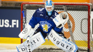 Jussi Olkinuora spelade en match i VM i våras. Jussi Olkinuora räddar en puck