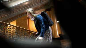 Li Andersson anlände till regeringsförhandlingarna på Ständerhuset den 17 maj. Li Andersson går upp för en trappa på Ständerhuset.