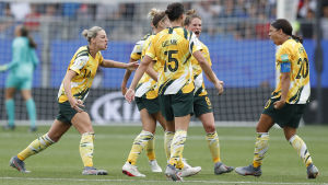 Australien behöver en klar seger för att vinna gruppen men en poäng räcker för att säkra slutspelsplatsen. Australien jublar efter mål.