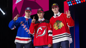 NHL-draften 2019: tvåan Kaapo Kakko, ettan Jack Hughes och trean Kirby Dach. Draftens topptrio poserar.