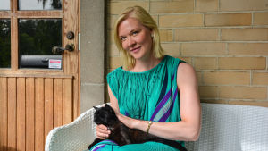 Holmström med katten Pirkko-Irmeli. Författaren Johanna Holmström med katten Pirkko-Irmeli