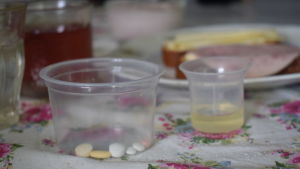 Rätt mängd medicin i förrådet istället för en reserv som hinner föråldras. Bland annat på så vis försöker man spara vid VCS. En burk med olika färgers piller i en burk.