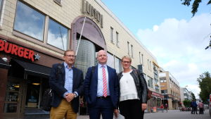 Varuboden-Oslas utvecklingsdirektör Jukka Pöyhönen, FEA:s kapitalförvaltare Henri Eteläpelto och CBRE:s köpcentrumschef Sari Puhilas har stora planer för Lundi. Två män och en kvinna står framför köpcentret Lundi.