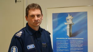 Överkommissarie Kjell Nylund berättar att polisen inte tar upp en efterföljning för skojs skull. Kjell Nylund är ansvarig för den svenskspråkiga polisutbildningen vid Polisyrkeshögskolan i Tammerfors.