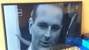Franska TV-kanaler avbröt på torsdagen sina ordinarie sändningar för att minnas Jacques Chirac. En TV-sändning visar en ung Jaques Chirac.