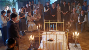 Marian paratiisi om sektledaren Maria Åkerblom är nominerad för bästa scenografi. Maria Åkerblom (Pihla Viitala) ligger i en säng omringad av levande ljus och anhängare som ivrigt väntar på hennes predikan.
