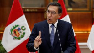 President Martin Vizcarra upplöste parlamentet och utlyste nyval medan en majoritet av parlamentet vill avsätta honom President Martin Vizcarra gestikulerar medan han gör ett framträdande i en talarstol.