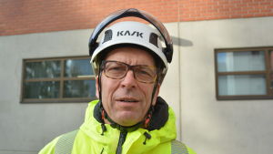 Enligt Risto Hovi har sjukfrånvaron minskat på BillerudKorsnäs fabrik i Jakobstad. Risto Hovi, vd på BillerudKorsnäs Finland. Iklädd skyddskläder och en vit hjälm.