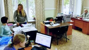 Det är trångt i lärarrummen på Donetsk nationella tekniska universitet, men lärarna säger att de ändå trivs. Läraren som står upp är Olga Popova. Trångt lärarrum på Donetsk nationella tekniska universitet