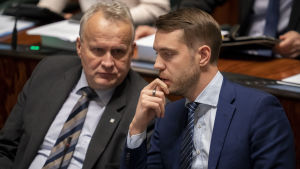 Hannu Hoskonen (till vänster) solokör och skapar friktion inom Centern. Hannu Hoskonen ja Jouni Ovaska eduskunnassa 23.10.2019