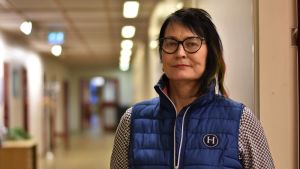 Kukka-Maaria Luukkonen hoppas detaljplanen godkänns. En kvinna med mörkt hår och glasögon ser mot kameran.