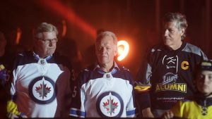 Mattsson, Heikki Riihiranta och Veli-Pekka Ketola i samband med en välgörenhetsmatch i Raumo 2018. Markus Mattsson, Heikki Riihiranta och Veli-Pekka Ketola står på rad.