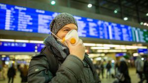 Kina klagar över att allt fler länder bryter mot WHO:s rekommendationer Coronaviruset har spridits snabbt över hela världen och världshälsoorganisationen WHO ska idag ta ställning till om man skall utfärda globalt nödläge