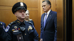 Senator Mitt Romney var den enda republikanen som röstade för att avsätta Trump för ett år sedan. Senaattori Mitt Romney menossa virkarikosoikeudenkäynnin äänestykseen senaatin hissillä.
