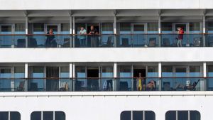 Passagerare ombord på Zaandam fotograferades på fredagen i Panamaviken. Då skulle systerfartyget Rotterdam komma för att leverera förnödenheter och bland annat testutrustning för covid-19 till Zaandam. Passagerare ombord på Zaandam fotograferades på fredagen i Panamaviken. Då skulle systerfartyget Rotterdam komma för att leverera förnödenheter och bl.a. testutrustning för covid-19 till Zaandam.