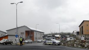 Polisen deltog i evakueringen av invånare från Lintuhytti. En polis och en polisbil utanför småhus i bostadsområdet Lintuhytti.