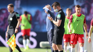 Fjärdedomaren Alexander Sather använder sig av ett andningsskydd under matchen mellan Leipzig och Freiburg. Fjärdedomaren Alexander Sather använder sig av ett andningsskydd under matchen mellan Leipzig och Freiburg.