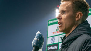 Bremens lagkapten Niklas Moisander intervjuades efter matchen. Niklas Moisander intervjuas efter hemmaförlusten mot Leverkusen.