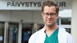 Kari Tikkinen säger att sjukvården inte borde komma med starka rekommendationer om behandlingar innan det är klart bevisat att de fungerar. Porträtt på Kari Tikkinen