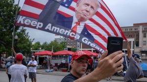 Trumps kampanj har spelat Rolling Stones-låten “You can’t always get what you want” både under presidentvalskampanjen 2016 och på ett stort kampanjmöte i Tulsa, Oklahoma för några veckor sedan. Trumpsupportrar viftar med en jätteflagga med presidentens bild.