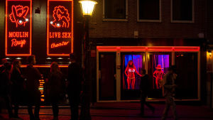 Red light district är Amsterdams största turistattraktion när det inte råder coronapandemi Red light district i Amsterdam