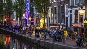 De prostituerades fackförbund vädjar till regeringen att bordeller och sexklubbar ska få öppna före september Red light district i Amsterdam