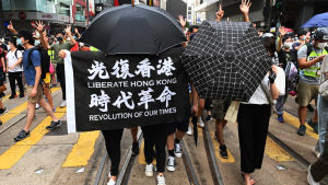 Under den första dagen lagen är i kraft i Hongkong kräver demonstranterna frihet Demonstranter i Hongkong 1.7.2020
