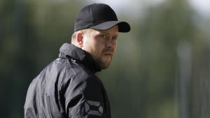 Niko Kalliokoski tog över KPV efter Juntunen. Niko Kalliokoski blickar bakåt.
