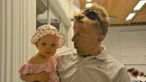 Kvällens yngsta deltagare var Nella Nousianen som kom med pappa Jorma Nousiainen, kommunalpolitiker för SDP, för att diskutera Hangöbyskolornas framtid. Pappa och dotter