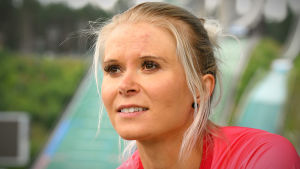 Mari Eder får ta rollen fixstjärna efter att Kaisa Mäkäräinen avslutat karriären. Mari Eder sitter på läktaren på stadion i Lahtis och blickar ut över stadion