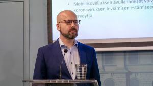 Aleksi Yrttiaho i samband med en presskonferens i augusti. Aleksi Yrttiaho, tiedonhallintajohtaja, THL.