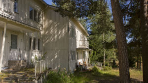 På området som omtalas som Kinabacken finns två våningshus i trä, vilka kommunen planerar att riva. Ljusgult trähus i två våningar.