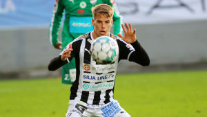 Santeri Haarala fokuserar på en boll i brösthöjd.