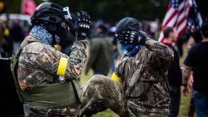 Medlemmar av Proud Boys och andra liknande, delvis rätt militanta högerextrema grupper, deltog i ett valmöte i Delta Park i Portland, Oregon den 26 september. Medlemmar av Proud Boys och andra liknande, delvis rätt militanta högerextrema grupper, deltog i ett valmöte i Delta Park i Portland, Oregon den 26 september.