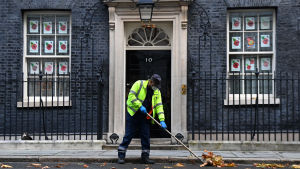 Brittiska medier spekulerar kring om det pågår en storstädning i 10 Downing Street. Det kanske finns skäl för Johnson att börja byta ut brexitörerna i hans inre krets. Lövkrattare utanför 10 Downing Street i London