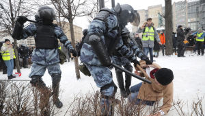 I Ryssland har polisen misshandlat demonstranter i åratal, i Finland är vi inte värst brydda och reaktionerna uteblir oftast. Bilden är från en av demonstrationerna för Navalnyj. En person blir fälld till marken av polis i samband med demonstration i Ryssland.