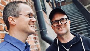 På Icons of Elegance nya album blickar bröderna Växby tillbaka på sina egna liv. Icons of Elegance, bröderna Anssi och Henri Växby, står vid en tegelmur och skrattar.
