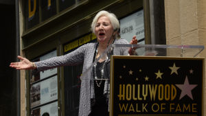 Dukakis fick en egen stjärna på Walk of Fame i Hollywood år 2013. Olympia Dukakis riemuitsee saadessaan tähtensä Hollywoodin Walk of Famelle