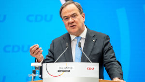 Armin Laschet utsågs till kristdemokraternas kandidat för posten som förbundskansler i slutet av april. Armin Laschet står vid ett podium och håller tal.