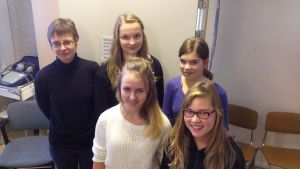 Gunilla Jordman samt Alexandra, Adriana, Amanda och Emma-Maria från Lovisanejdens högstadium hälsovårdare Gunilla Jordman och elever vid Lovisanejdens högstadium