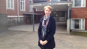 Det är lika illa om skolan stänger om ett eller tre år, säger Anna Grönlund. Anna Grönlund utanför Bromarv skola.