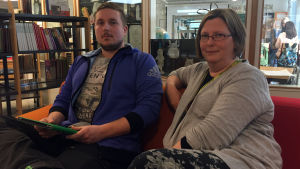 Klassläraren Sebastian Edén och rektorn Pia Silvander i biblioteket i Kottby lågstadieskola. Klassläraren Sebastian Edén och rektorn Pia Silvander i Kottby lågstadieskola.